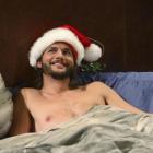 Ashton Kutcher todo assim...de papai Noel em Two and a half man