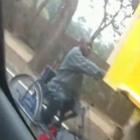 deficiente_fisico_pegando_rabeta_em_caminhao