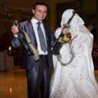 casamento_na_libia_noivo_com_fuzis_noiva_de_burca