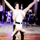 Casal australiano faz sucesso com dança acrobática em seu casamento