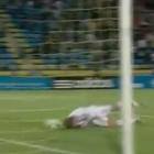 Jogador da Rússia menospreza adversário, passa pelo goleiro e faz gol de cabeça