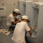 Porque alunos brasileiros não limpam banheiro na escola!? 