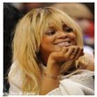 rihanna_aparece_com_cabelo_loiro_e_liso_para_novo_ensaio_da_revista_elle_