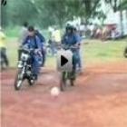 Indianos jogam futebol de moto