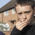 Crianças com pais fumantes têm maior risco para pneumonia, bronquite e infecções