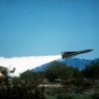 aviao_registra_a_trajetoria_de_um_missil_ate_o_ponto_de_impacto