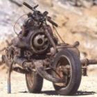Inacreditável, homem perdido no deserto constrói moto com peças de carro quebrad