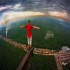 Fotógrafo arrisca a vida por imagens únicas de lugares altos