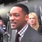 O ator Will Smith empurra e dá um tapa no rosto de repórter beijoqueiro.