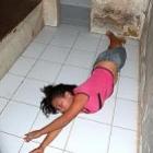 mulher_endemoniada_quebra_imagens_na_igreja_catolica