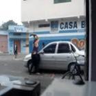 Mulher traída tenta destruir carro do namorado com um aparelho de DVD