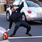 Policial faz sucesso com dança durante revezamento da tocha olímpica