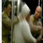 Policial é filmado socando passageira em ônibus nos EUA