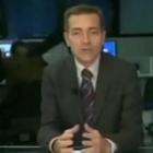 reporter_narra_noticias_enquanto_equipe_briga_no_fundo_em_noticiario_italiano