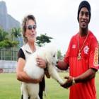 Ronaldinho ganha de Ana Maria Braga um cachorro de presente
