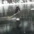 jogando_hockey_no_gelo&hellip;_em_um_lago
