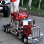Miniatura de caminhão puxando uma camionete de 4 toneladas