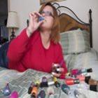 mulher_viciada_em_beber_esmalte_diz_ja_ter_bebido_mais_de_136_litros