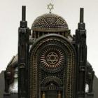 Belas esculturas unem armas, arte e religião