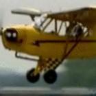 aviao_pousando_em_trailer_em_movimento