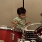 Garoto de 1 ano tocando bateria
