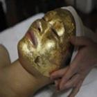 vietnamitas_fazem_tratamento_com_mascara_facial_de_ouro