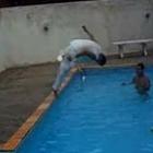 Vovô e um super pulo na piscina