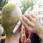 um_corte_de_cabelo_bem_bizarro