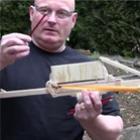 robin_hood_da_escola_e_sua_arma_de_disparar_lapis