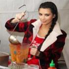 Kim Kardashian serviu comida aos pobres em centro comunitário