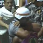 Câmera flagra agressão de policial a folião!!