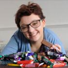 jovem_inglesa_trata_doenca_do_figado_com_biscoitos_e_chocolates