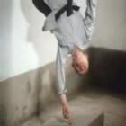 mestre_shaolin_de_90_anos_sustenta_o_peso_do_corpo_com_apenas_1_dedo
