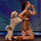Garota e seu cão dão show em competição de talentos