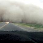 impressionante_video_de_homem_dirigindo_na_direcao_de_uma_tempestade_de_areia