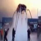bombeiros_fazem_carro_flutuar_usando_a_forca_da_agua_
