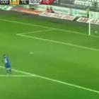 jogador_de_futebol_faz_incrivel_gol_de_cabeca_do_meiocampo