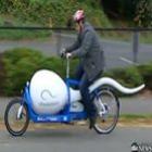 homem_desfila_em_seattle_com_bicicletaespermatozoide