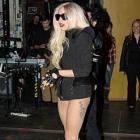 Lady Gaga sai com o namorado quase nua em Nova York
