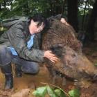 francesa_e_multada_em_200_euros_por_criar_porca_selvagem_no_quintal