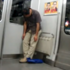 japinha_dorme_em_pe_no_metro