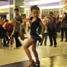 Criança de 7 anos dança com roupas provocativas pra sustentar a família