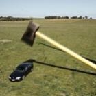 destruindo_um_carro_com_um_machado_gigante