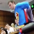 Superhomem Fail - Tentou fazer uma partida ao professor e se ferrou.