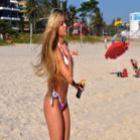 sem_photoshop_aryane_steinkopf_mostra_suas_curvas_em_dia_de_praia