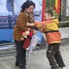 inacreditavel_cena_de_como_um_garoto_chines_trata_sua_mae