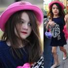 suri_cruise_passeia_de_batom_vermelho