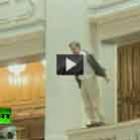 homem_se_joga_da_sacada_do_parlamento_romeno