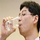 secretario_do_governo_japones_bebe_agua_de_fukushima_por_pressao_de_jornalistas
