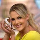 ana_hickman_cai_durante_desfile_na_sapucai
